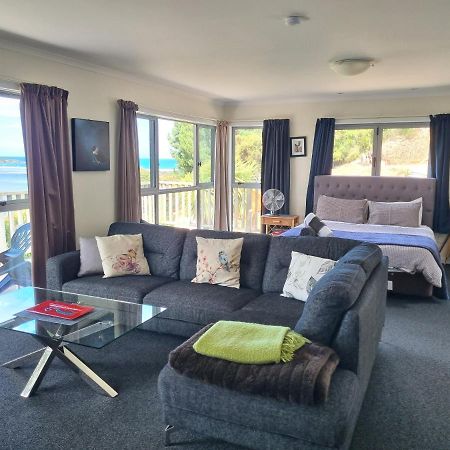 Tree House Apartment Taieri Mouth Exterior photo