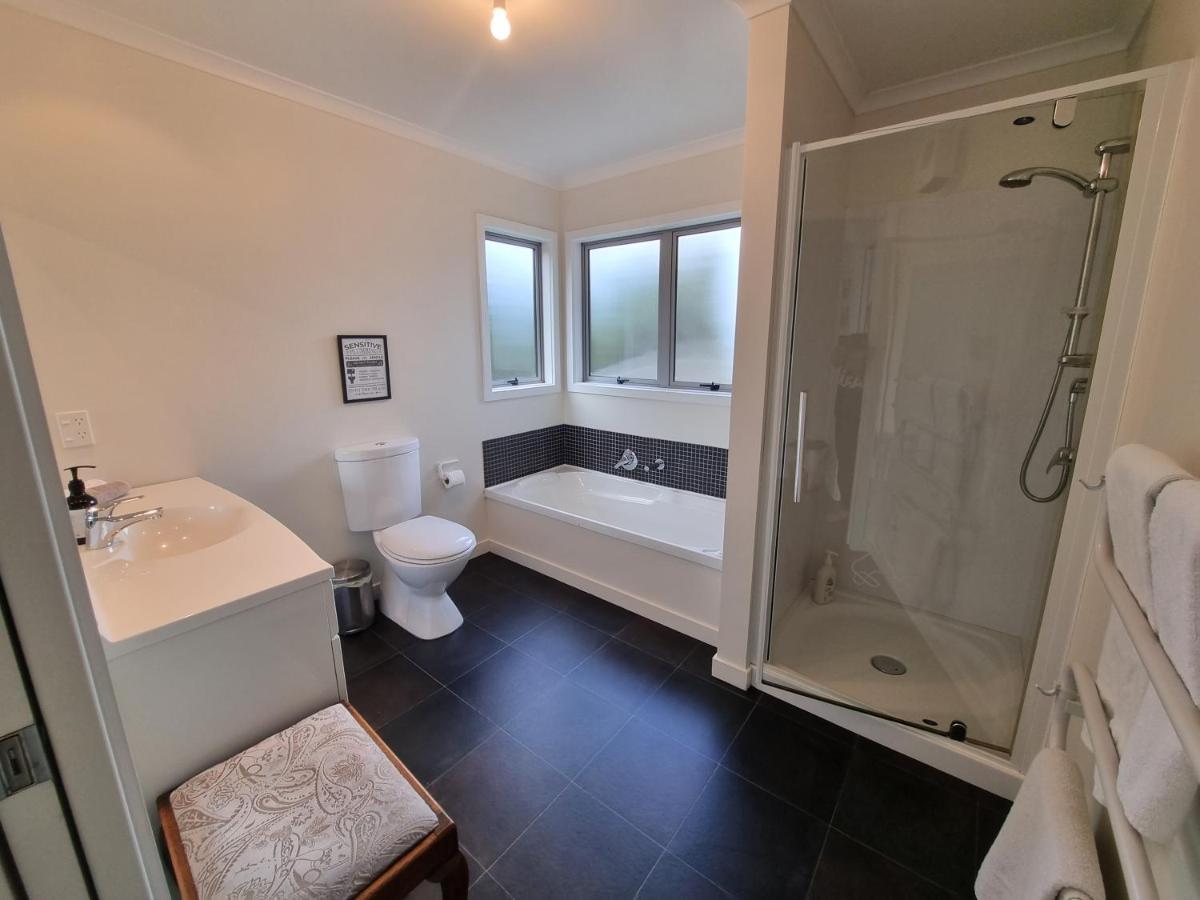 Tree House Apartment Taieri Mouth Exterior photo